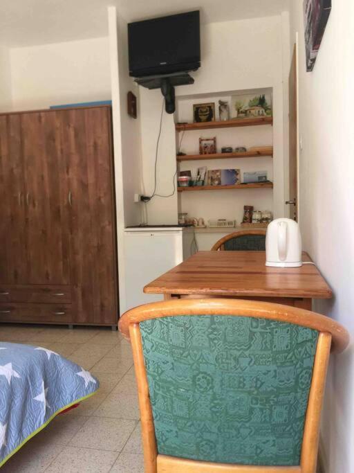 The Little Dorm And Beer Apartment Arad Bagian luar foto