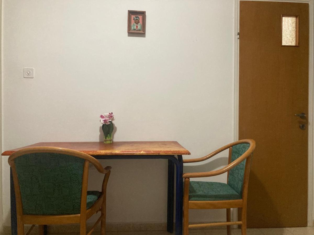 The Little Dorm And Beer Apartment Arad Bagian luar foto